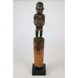 Stehende weibliche Pfahl-Figur, wohl Burkina Faso, evtl. Lobi, Holz, schwarzbraune, klebende Patina,