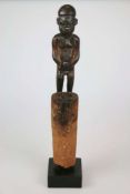 Stehende weibliche Pfahl-Figur, wohl Burkina Faso, evtl. Lobi, Holz, schwarzbraune, klebende Patina,