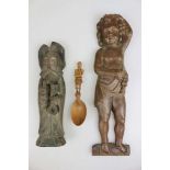 Drei Holzobjekte: Figur des Hl. Petrus (H. 30 cm), Reliefputto mit Weintrauben (kl. Bacchus, H.