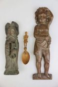 Drei Holzobjekte: Figur des Hl. Petrus (H. 30 cm), Reliefputto mit Weintrauben (kl. Bacchus, H.