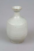 Seladon-Vase, Korea, wohl 19. Jh. oder früher, bauchiger Korpus mit kurzem röhrenförmigem Hals und