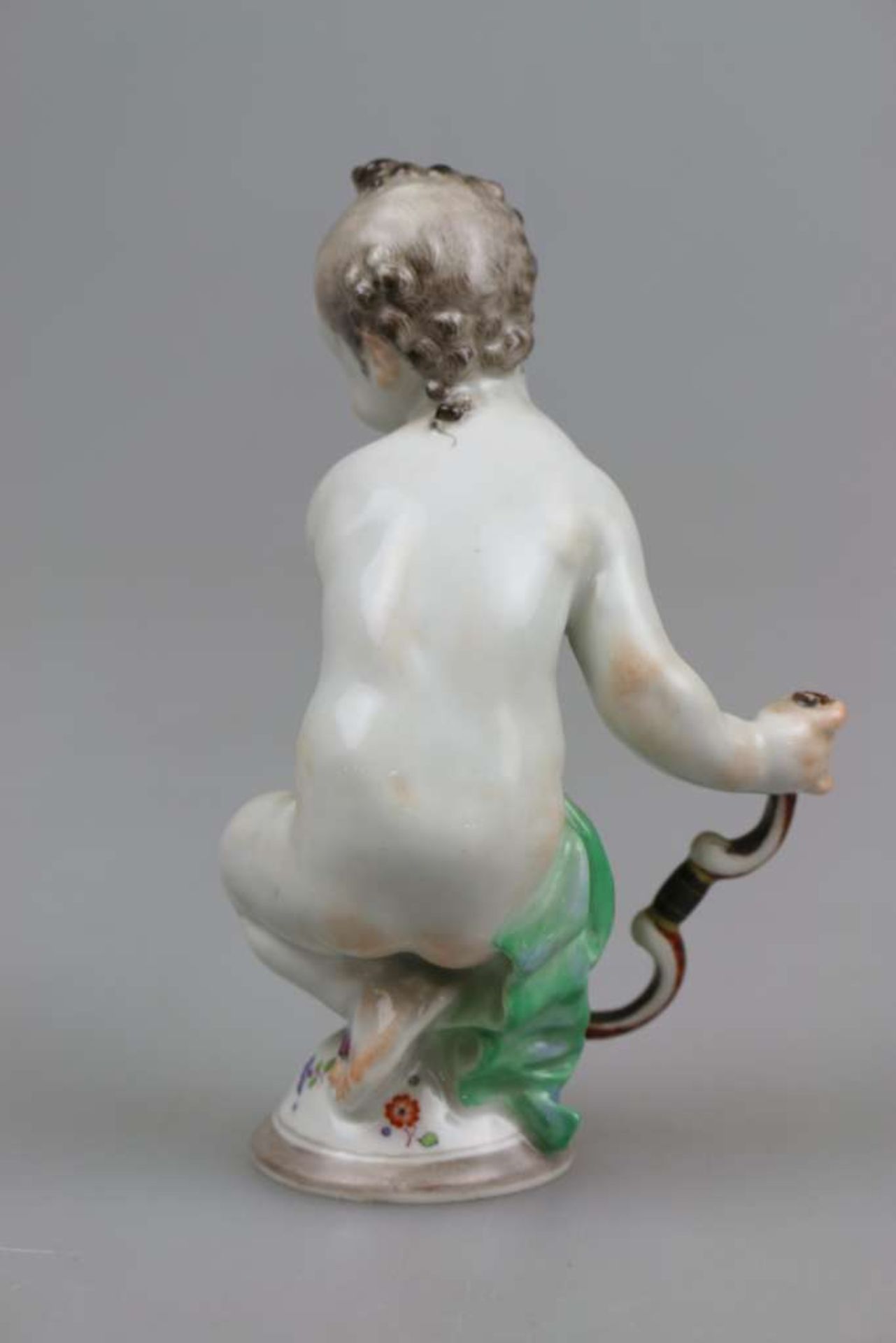 Meissen, "Amor mit Bogen", Entwurf Paul SCHEURICH (1883-1945) 1919, kniender Amorknabe mit Bogen, - Bild 2 aus 3