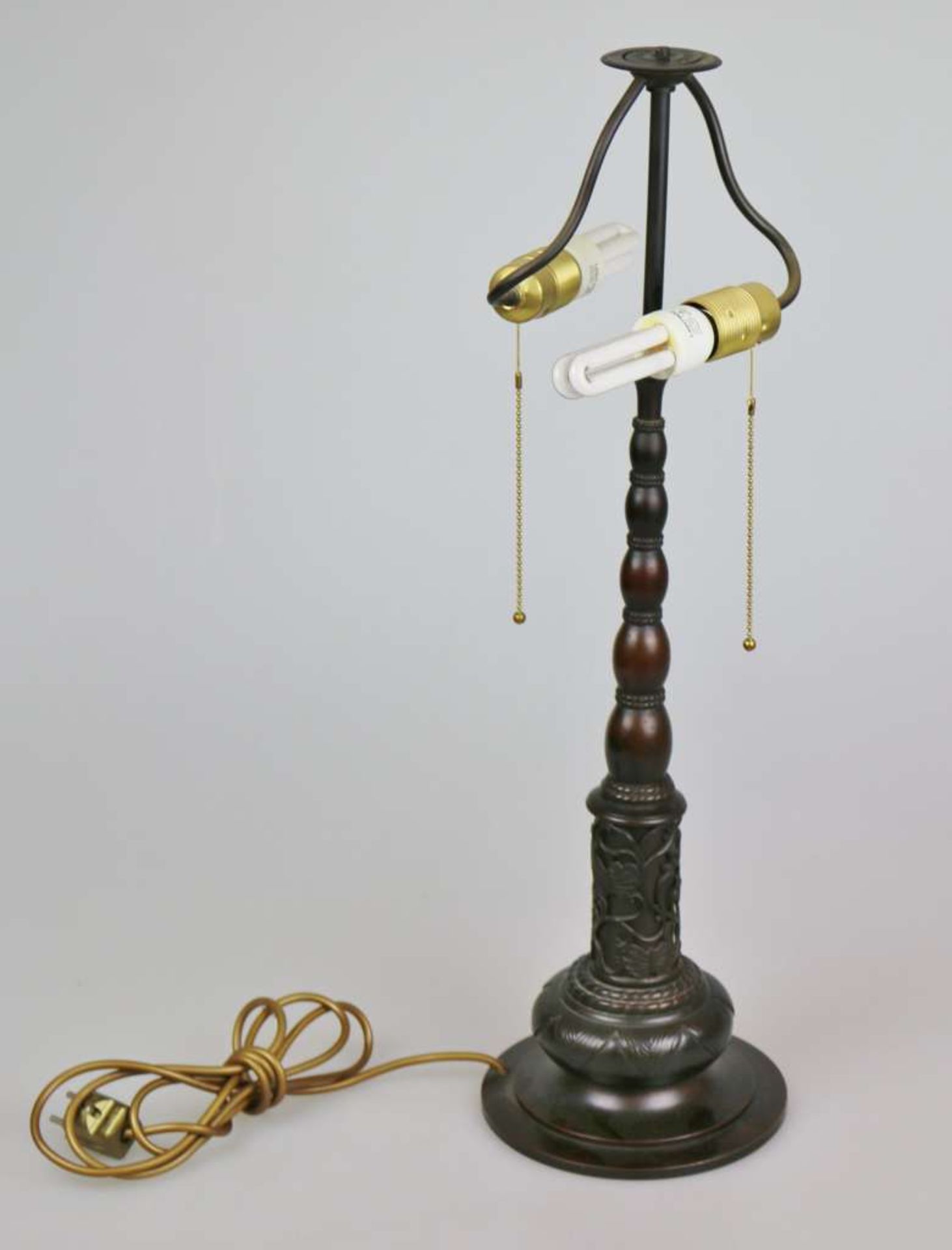 Tischlampe, Bronzefuß und Schirm mit umlaufender Bronzezierleiste, H. ca. 75 cm, Raucherhaushalt. - Bild 2 aus 3