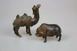 Paar Tierfiguren: Kamel und Wildsau, Metall, 19./20. Jh., H. Kamel: 19,5 cm.