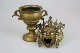 Fo Maske, Asien, Metall mit Applikationen, L. ca. 18 cm, dazu Henkelpokal (eine Handhabe gebrochen),