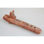 Tonflöte mit aufgesetztem Hundekopf, wohl präkolumbianisch, L.: ca. 29 cm. D.: ca. 4 cm, sehr