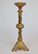 Leuchter, Messing, Schaft mit Blattdekor. H. 71 cm, Alters- und Gebrauchsspuren.