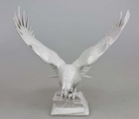 Rosenthal, auf einem Felssockel sitzender Adler mit ausgebreiteten Schwingen, Entwurf: Fritz