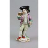 Höchst, Porzellanfigur "Trompeter" um 1760, Trompete spielender Knabe mit Umhang und Dreispitz,