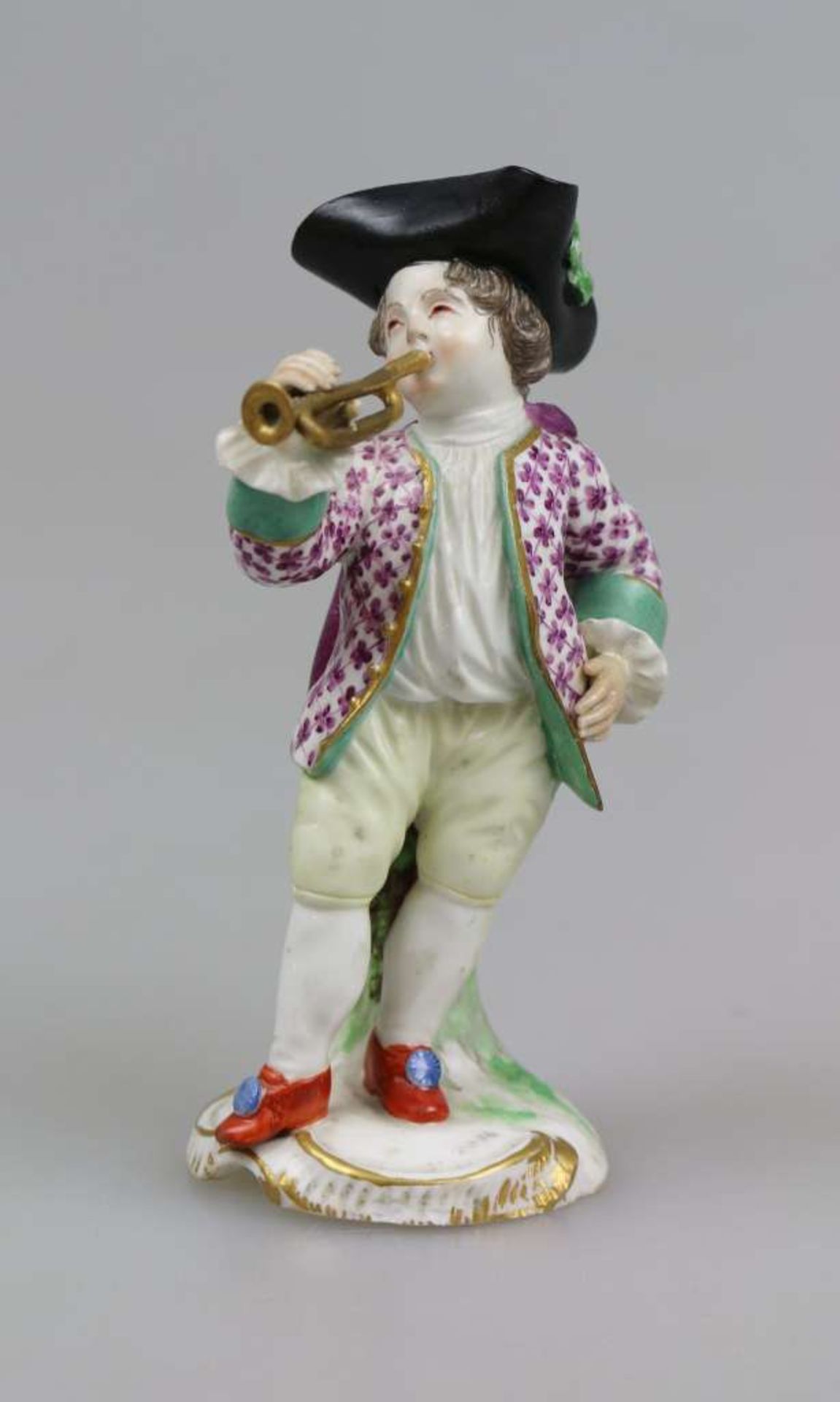 Höchst, Porzellanfigur "Trompeter" um 1760, Trompete spielender Knabe mit Umhang und Dreispitz,