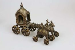Indien, Tempelspielzeug, Kutsche mit 2 Pferden und Reitern, Metall, L. ca. 34 cm, H. 25 cm.