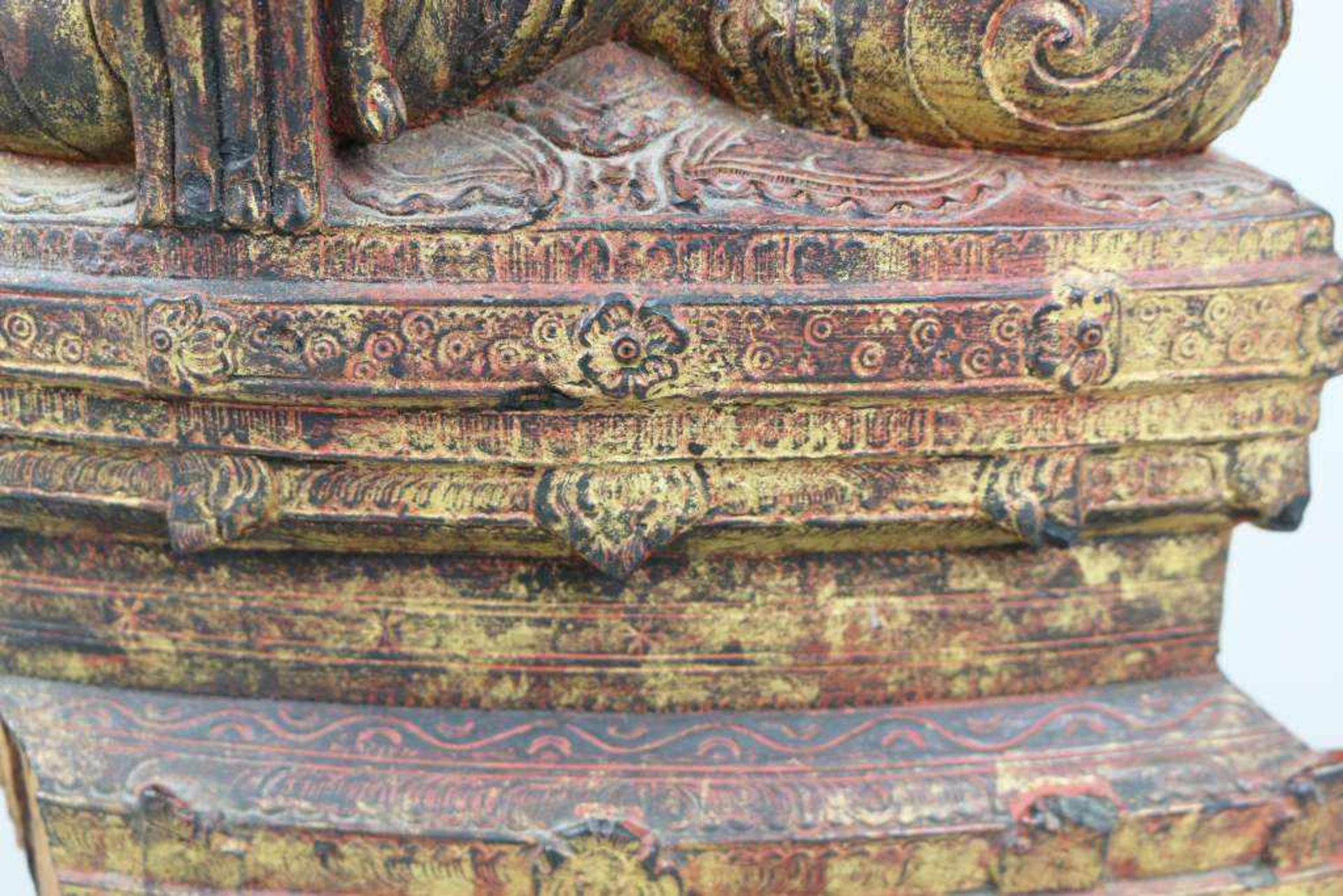 Buddha Amitayus im Lotussitz, Mandalay Region Burma 19. Jh., Holz mit Resten der rot-goldenen - Image 4 of 7