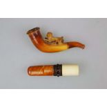 Zwei Teile Rauchutensilien: Zigarrenhalter mit Granatbesatz und Meerschaum; zweites Stück mit