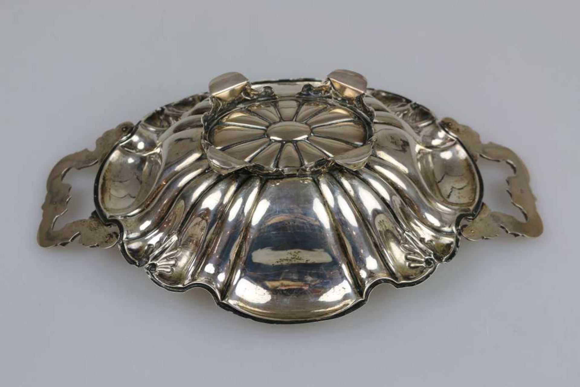 Obstschale, Silber, 13 lötig, ovalförmige Schale mit zwei Henkel auf vier Füßen, geschwungenem - Bild 2 aus 3