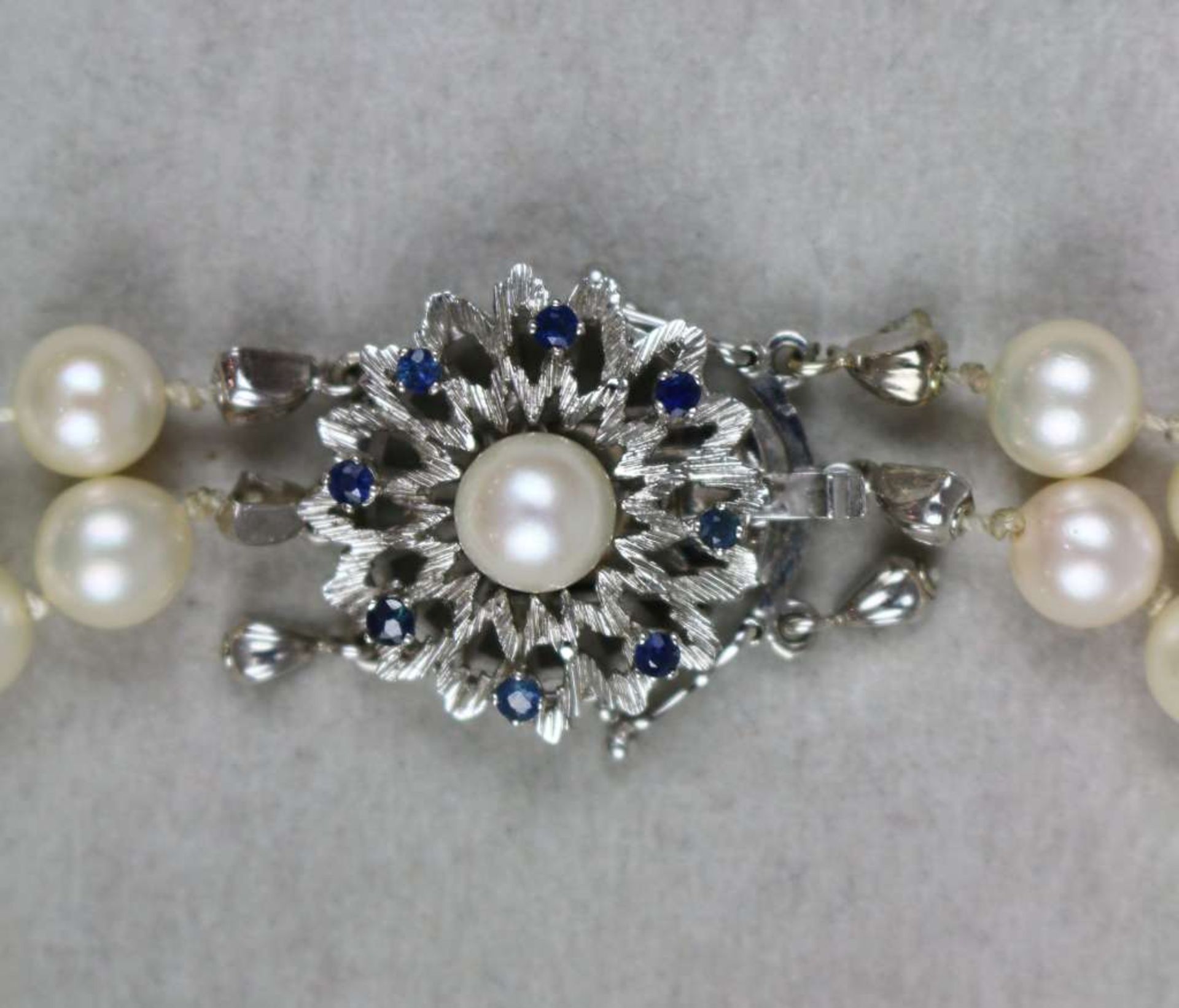 Perlenkette, zweisträngig, ehemals dreisträngig, geknotet, D: ca. 6,7 mm, L: ca. 48 cm. Edler, - Bild 2 aus 3