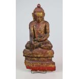 Buddha Amitayus im Lotussitz, Mandalay Region Burma 19. Jh., Holz mit Resten der rot-goldenen