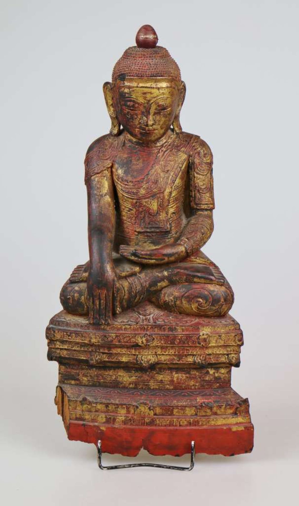 Buddha Amitayus im Lotussitz, Mandalay Region Burma 19. Jh., Holz mit Resten der rot-goldenen