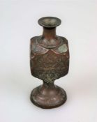 Vase, Asien, 19./20. Jh., vierkantiger Korpus auf trichterförmigem Rundfuß, eingezogener,