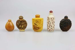 Fünf Snuffbottles, Japan/China, div. Materialien, H. 4,7 - 8,8 cm.