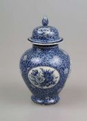 Deckelvase, wohl Franz Anton Mehlem, Villeroy u. Boch. H. 29 cm.