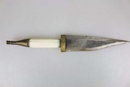 Tuarek-Messer, Afrika, Griff aus Knochen mit Messingmonturen, zweischneidige Klinge mit