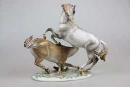 Rosenthal, sehr große Porzellanskulptur, zwei kämpfende Pferde auf ovalem Natursockel, Entwurf: Hugo