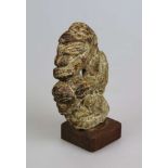 Erotika, Steinfigur, Afrika, wohl 20. Jh., gesockelt, H. ohne Sockel: 23 cm, Alters- und