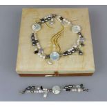 Außergewöhnliches Set, Halskette und Armband, mit Perlen, Perlmutt, Glas und Metall,