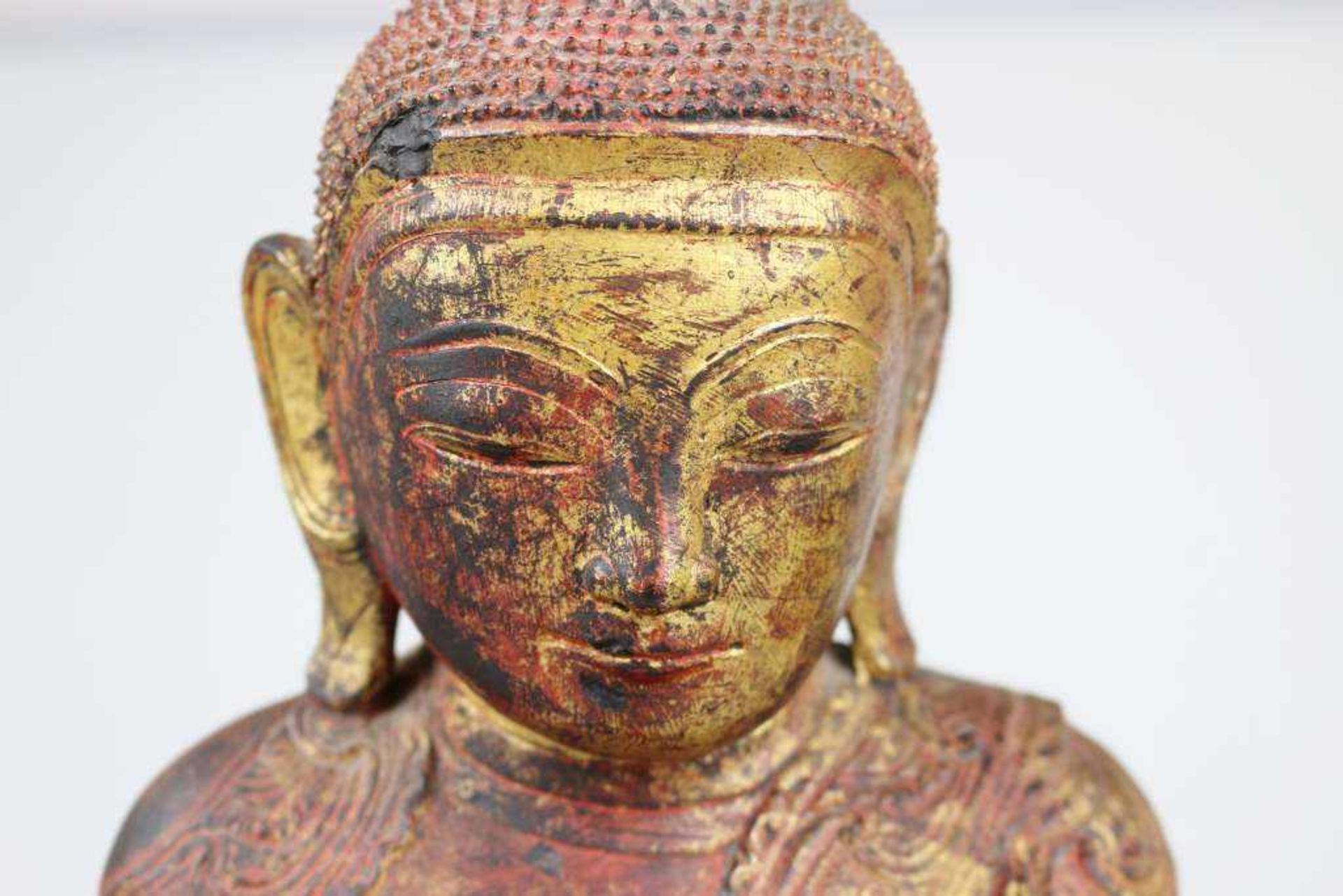 Buddha Amitayus im Lotussitz, Mandalay Region Burma 19. Jh., Holz mit Resten der rot-goldenen - Image 3 of 7