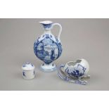 Drei Teile Delft: Henkelvase, H. 22 cm; Schlittenei, L. ca. 13 cm, Deckeltöpfchen H. ca. 7 cm (an