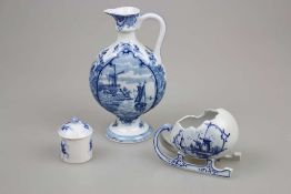 Drei Teile Delft: Henkelvase, H. 22 cm; Schlittenei, L. ca. 13 cm, Deckeltöpfchen H. ca. 7 cm (an