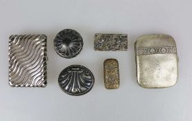 Sechs Döschen, Silber/ versilbert, darunter zwei Etuis, Runddose und kleinere Döschen, div.