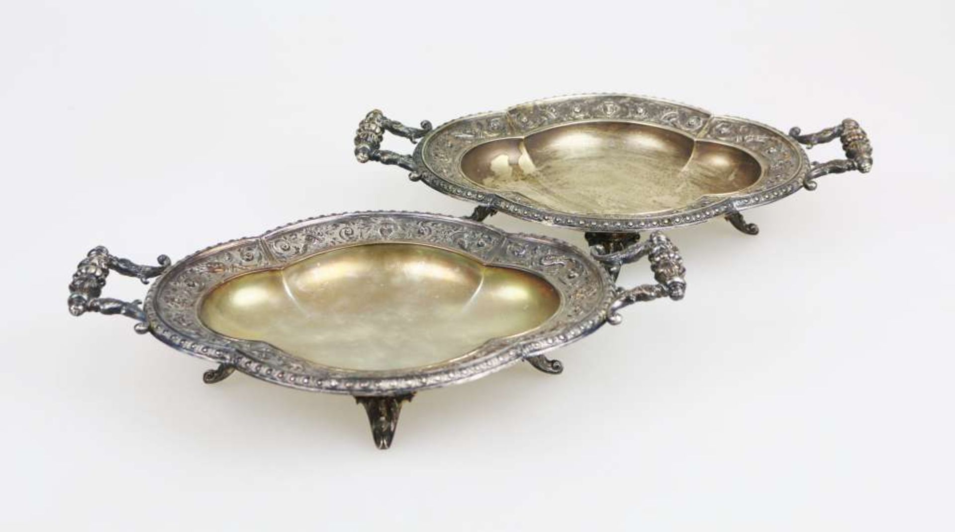 Paar Schalen, 800er Silber, gestempelt, ovale Vierpass-Form mit breiter Zierbodüre, je vier Füße und