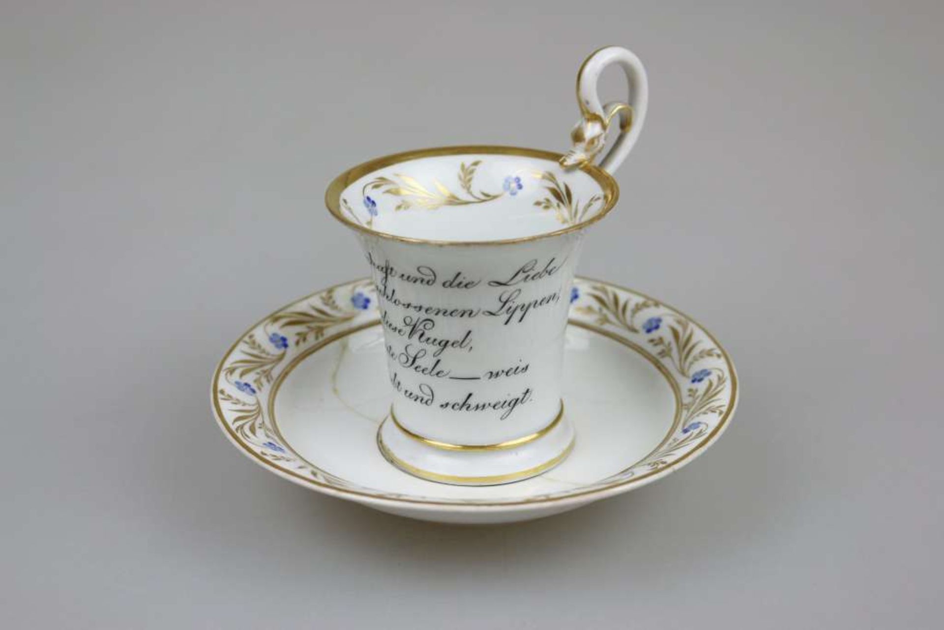 Meissen, Biedermeier Kaffee-Spruchtasse mit Untertasse, unterglasurblaue Schwertermarke frühes 19.