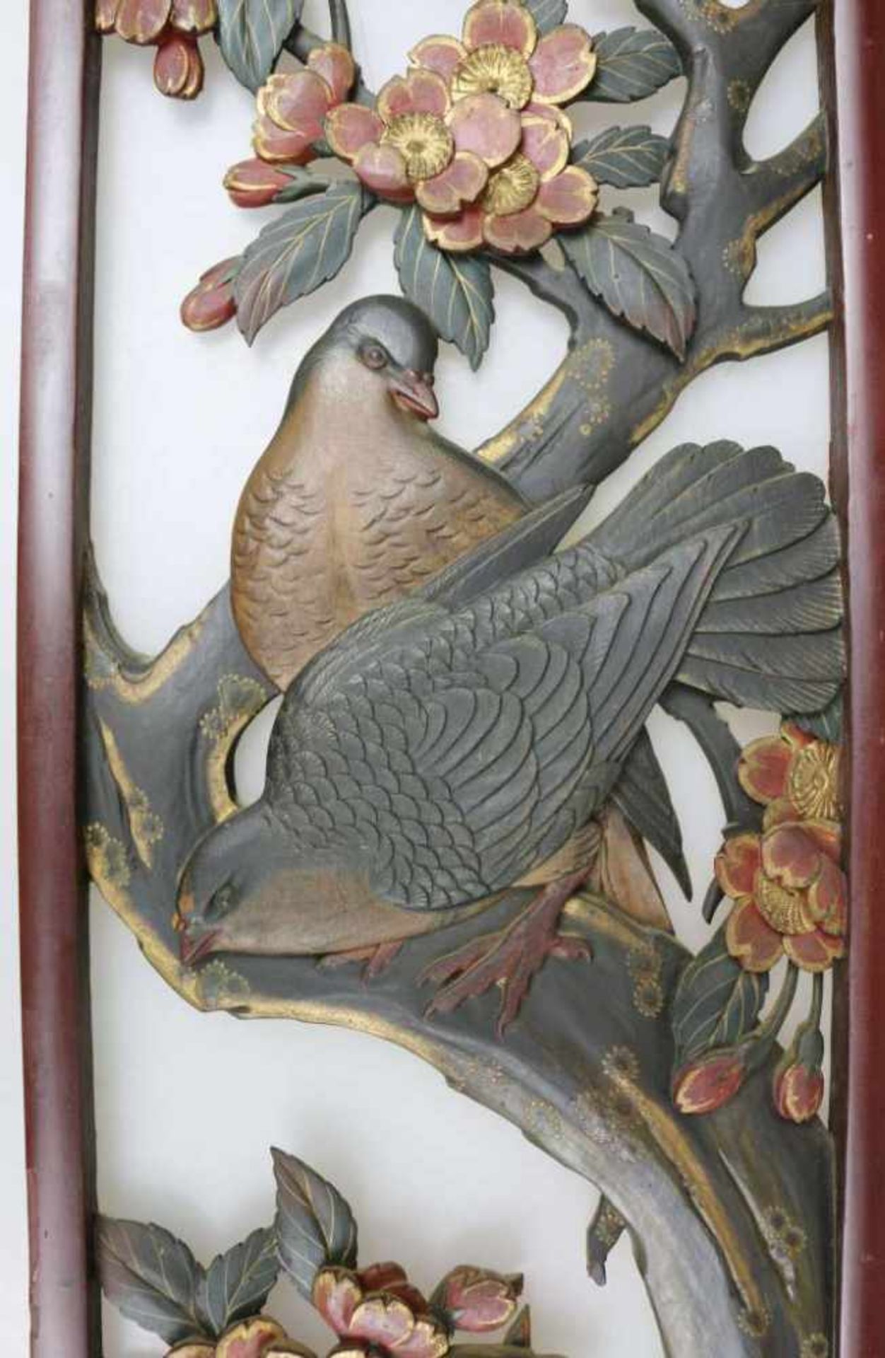 Hochrechteckiges Reliefbild, Asien, Holz, gefasst, Kirschblüten und Vogeldekor. H. 97 cm. Alters- - Image 2 of 3