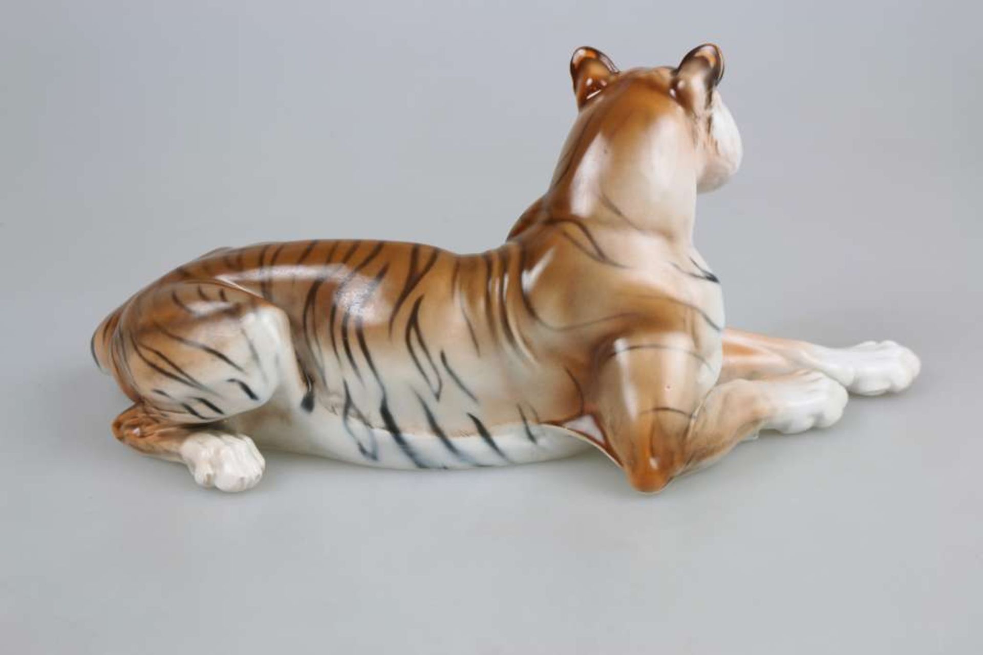 Rosenthal Porzellan um 1930, großer liegender Tiger, Modellnummer 284, Entwurf: Theodor Kärner, - Bild 2 aus 4