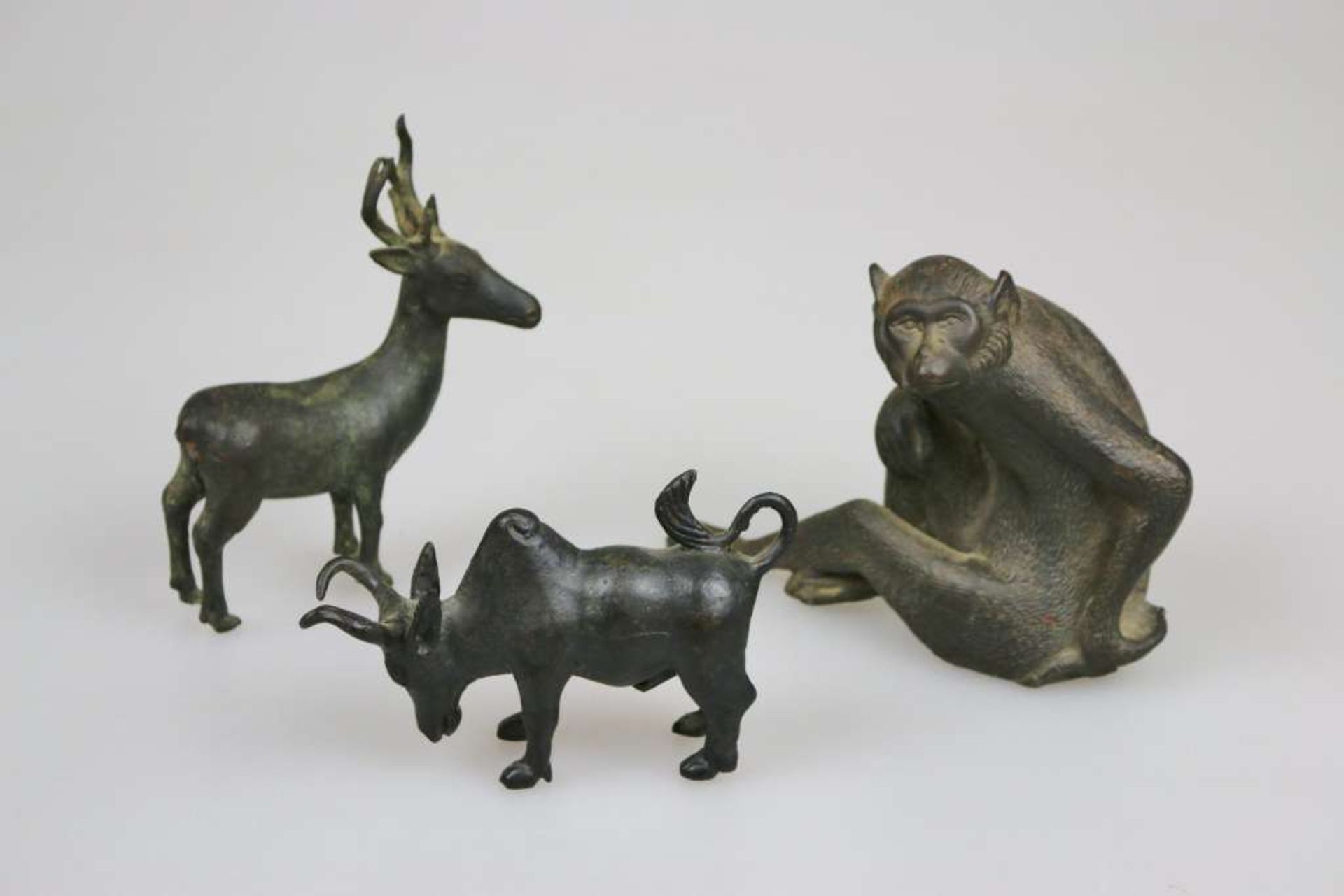 Drei Tierfiguren: Affe, Wasserbüffel, Hirsch, Asien, Metallguss, H. Hirsch: ca. 15 cm.