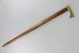 Zieraxt, 20. Jh., verzierter Messingkopf, langer Holzstiel mit verzierten Messingapplikationen und