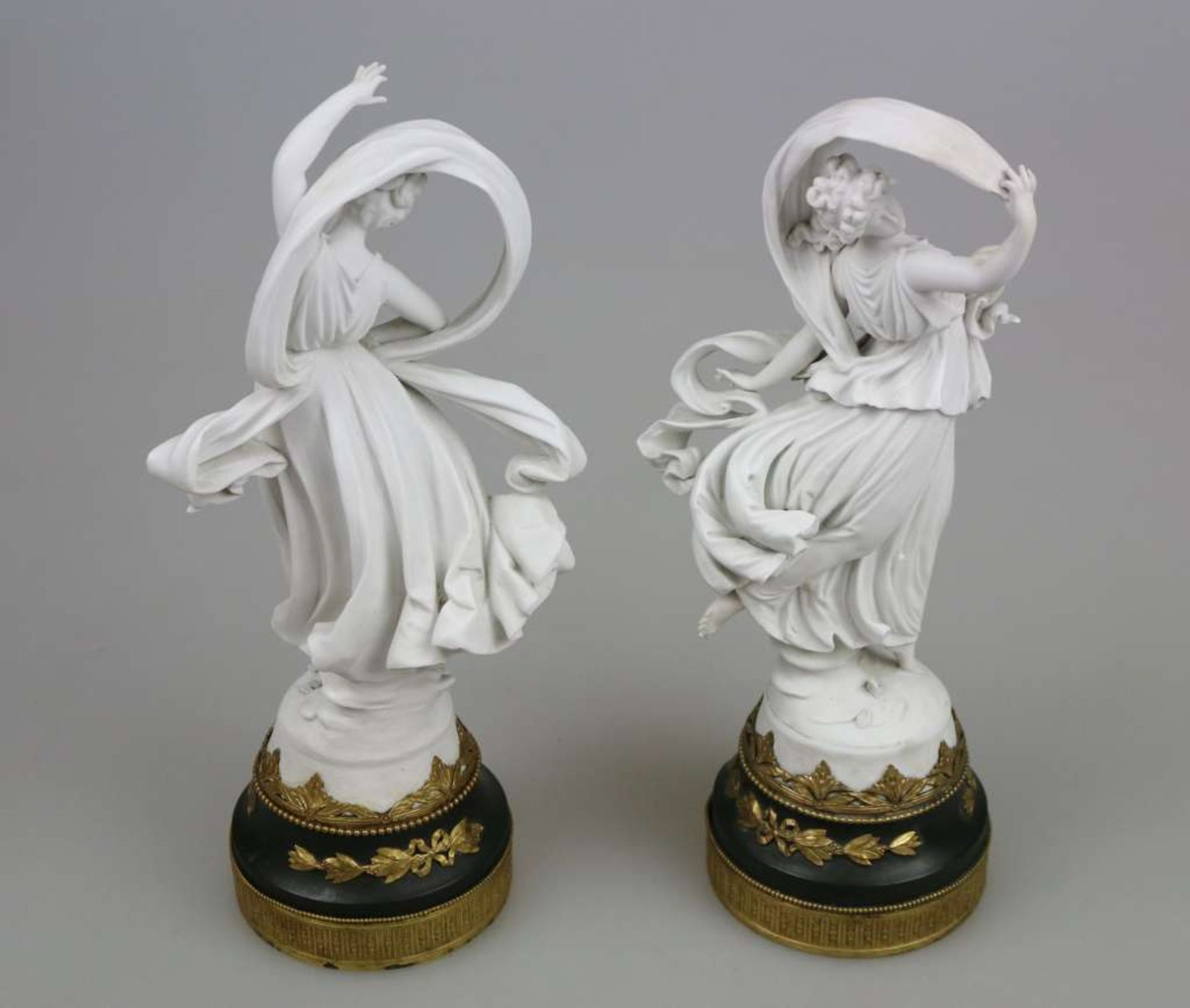 Zwei Tänzerinnen im Stil der Antike, Bisquitporzellan auf Rundsockel im Empire-Stil mit - Bild 2 aus 2