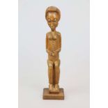 Sitzende weibliche Figur "Blolo bla", wohl Elfenbeinküste, Holz, braune, teilweise glänzende Patina,
