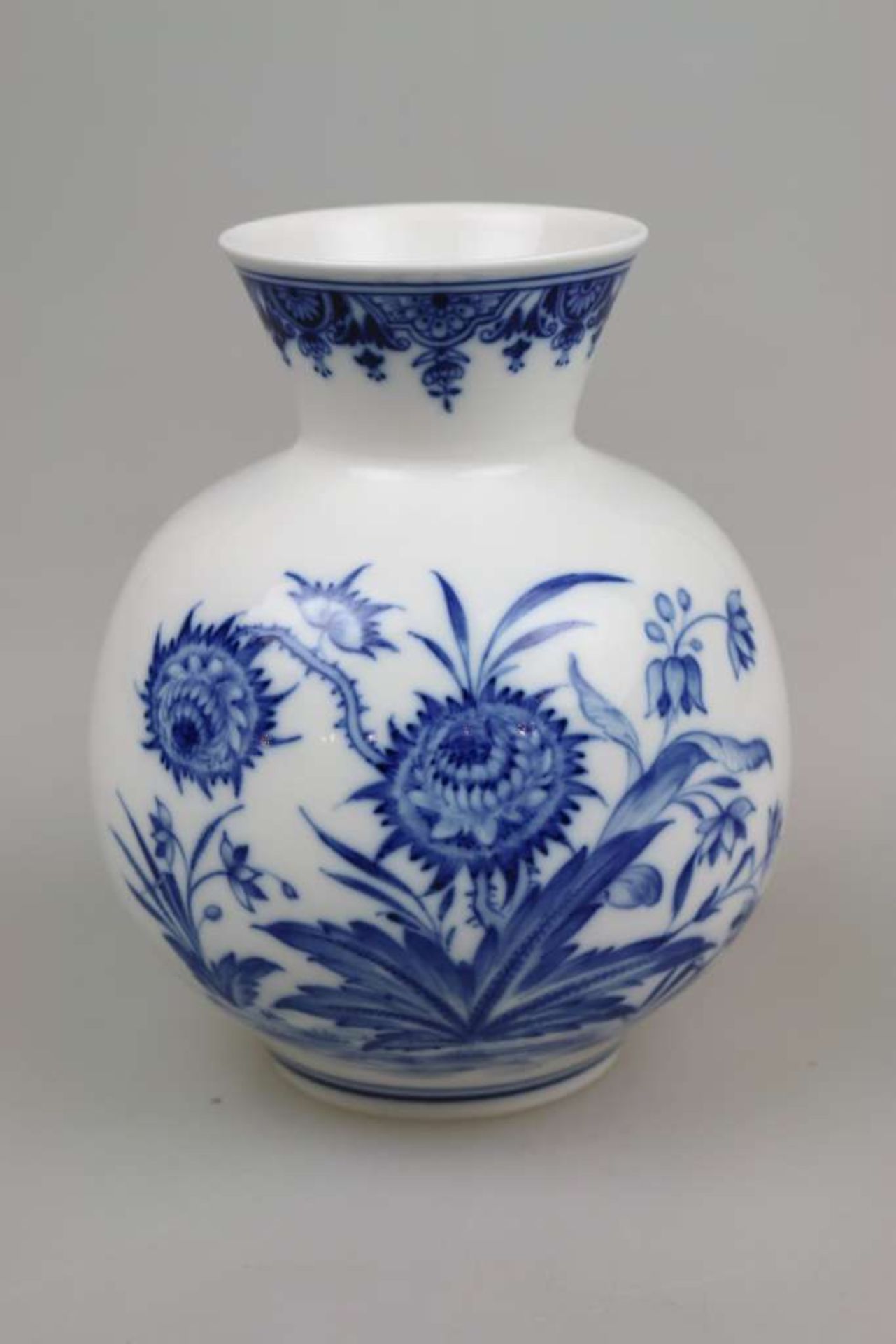 Meissen Kugelvase, Dekor: Zwiebelmuster, unterglasurblaue Schwertermarke, H.: ca. 17,5 cm.