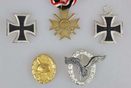 Konvolut Orden in der 57er Ausführung, bestehend aus: Flugzeugführerabz., Eisernes Kreuz 1.