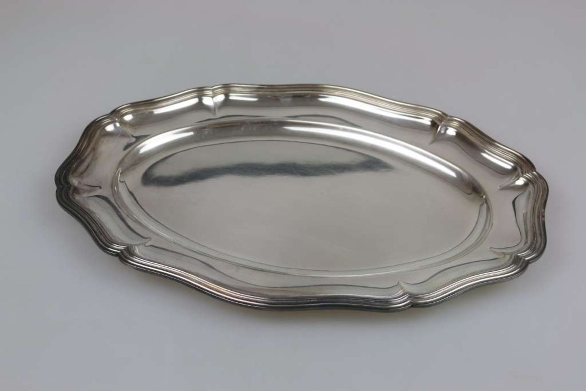 Große Platte, oval, mit profilierter Randung, versilbert, Markung: Metal Plano AB 45, 1235 g, L: