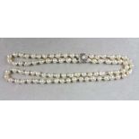 Barock-Perlenkette, geknotet, D: ca. 8 mm, Gesamtlänge: 86 cm. Kettenring mit