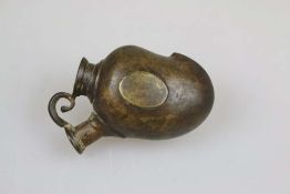 Henkelflasche als Trinkbecher, Asien, Bronze, H. ca. 8 cm. Verschlusskappe fehlt.