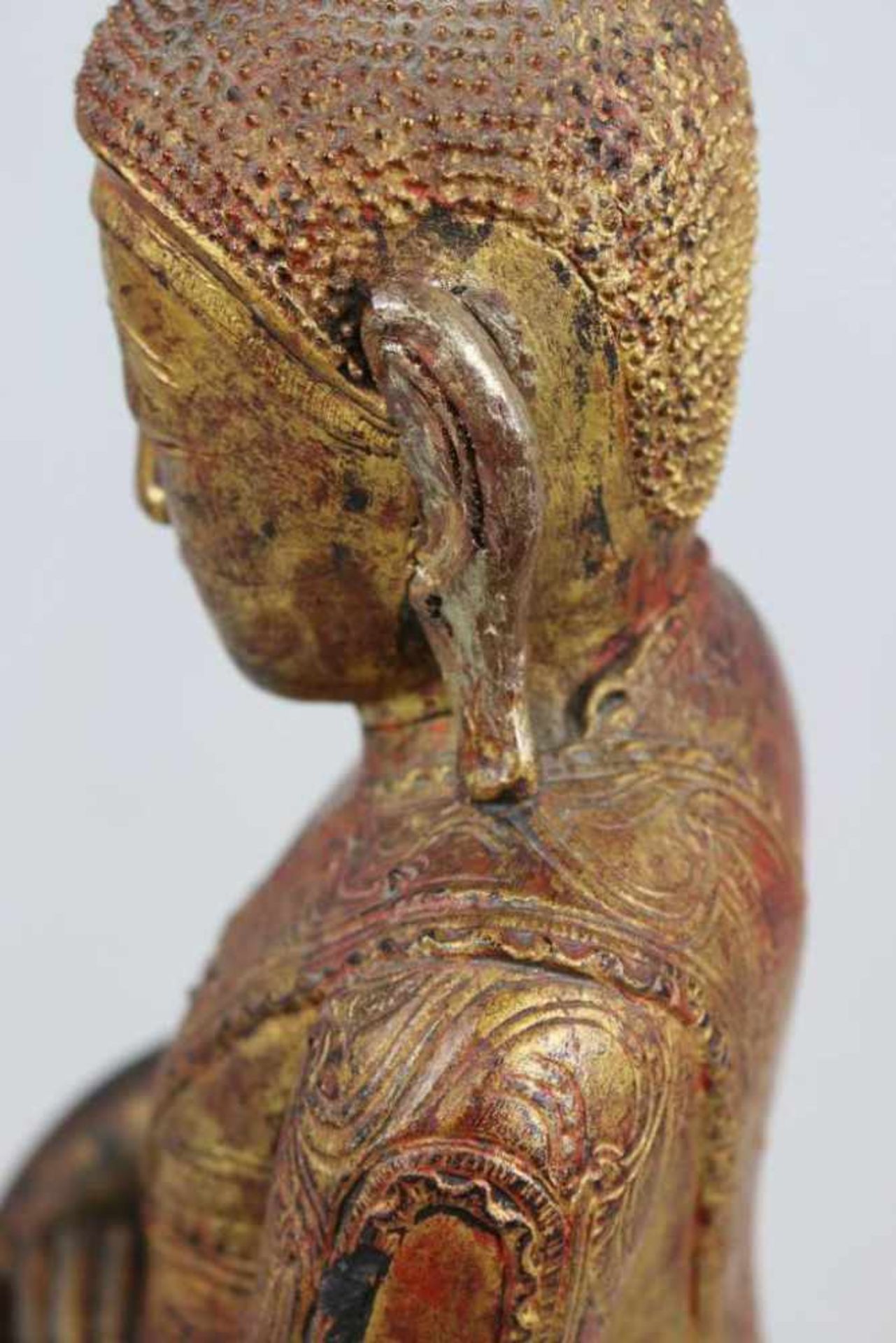 Buddha Amitayus im Lotussitz, Mandalay Region Burma 19. Jh., Holz mit Resten der rot-goldenen - Image 5 of 7