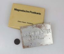 Joseph BEUYS (1921-1986), Magnetische Postkarte, 1975, Eisenblech mit Prägedruck "Magnetischer