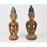 Zwillingsfigurenpaar "ere ibeji", Nigeria, Yoruba, Holz, Wasch-Patina, indigoblaues Pigment,