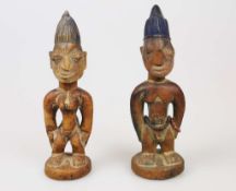 Zwillingsfigurenpaar "ere ibeji", Nigeria, Yoruba, Holz, Wasch-Patina, indigoblaues Pigment,