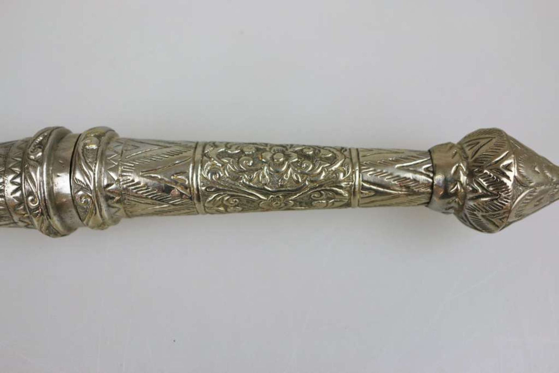 Dha, Kurzschwert Burma, um 1900, Klinge beidseitig mit figürlichen Darstellungen und Ornamenten, - Bild 3 aus 4